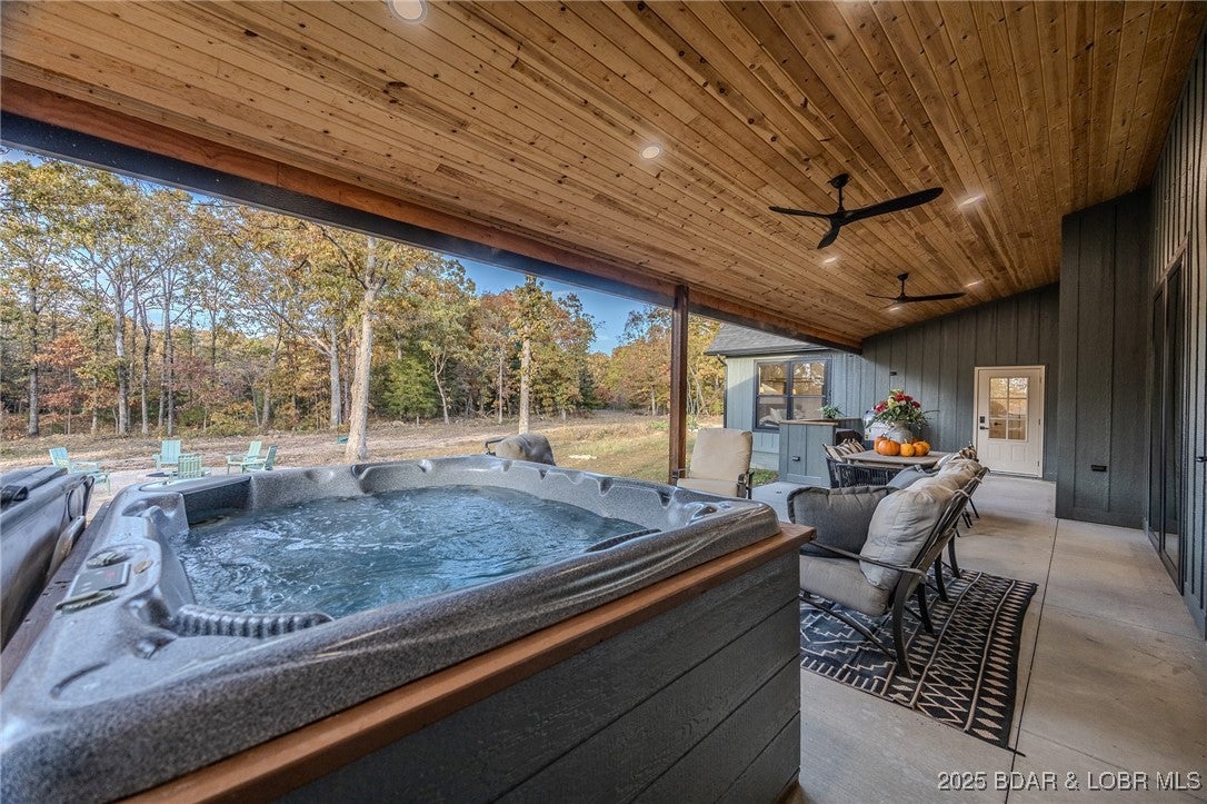 Linn Creek, Missouri, 65052, United States, 6 Bedrooms Bedrooms, ,5 BathroomsBathrooms,Residential,Active,1989796