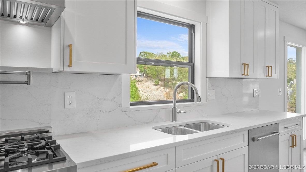 Osage Beach, Missouri, 65065, United States, 4 Bedrooms Bedrooms, ,4 BathroomsBathrooms,Residential,Active,1946330