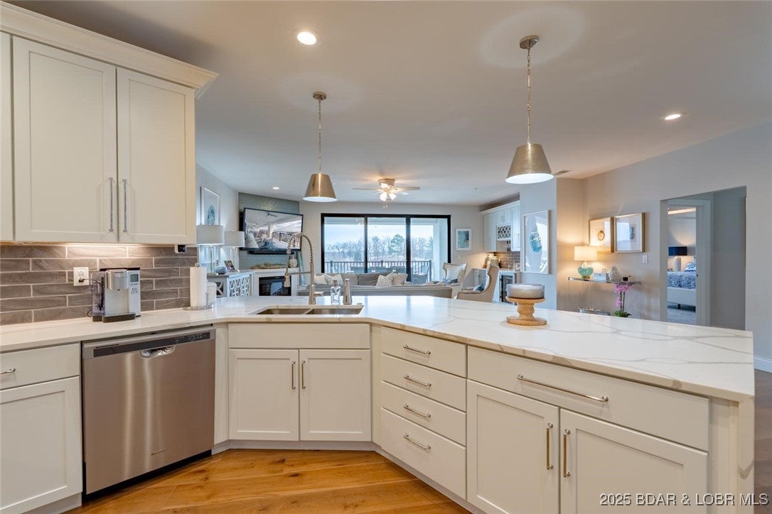 Sunrise Beach, Missouri, 65079, United States, 4 Bedrooms Bedrooms, ,5 BathroomsBathrooms,Residential,Active,2008284