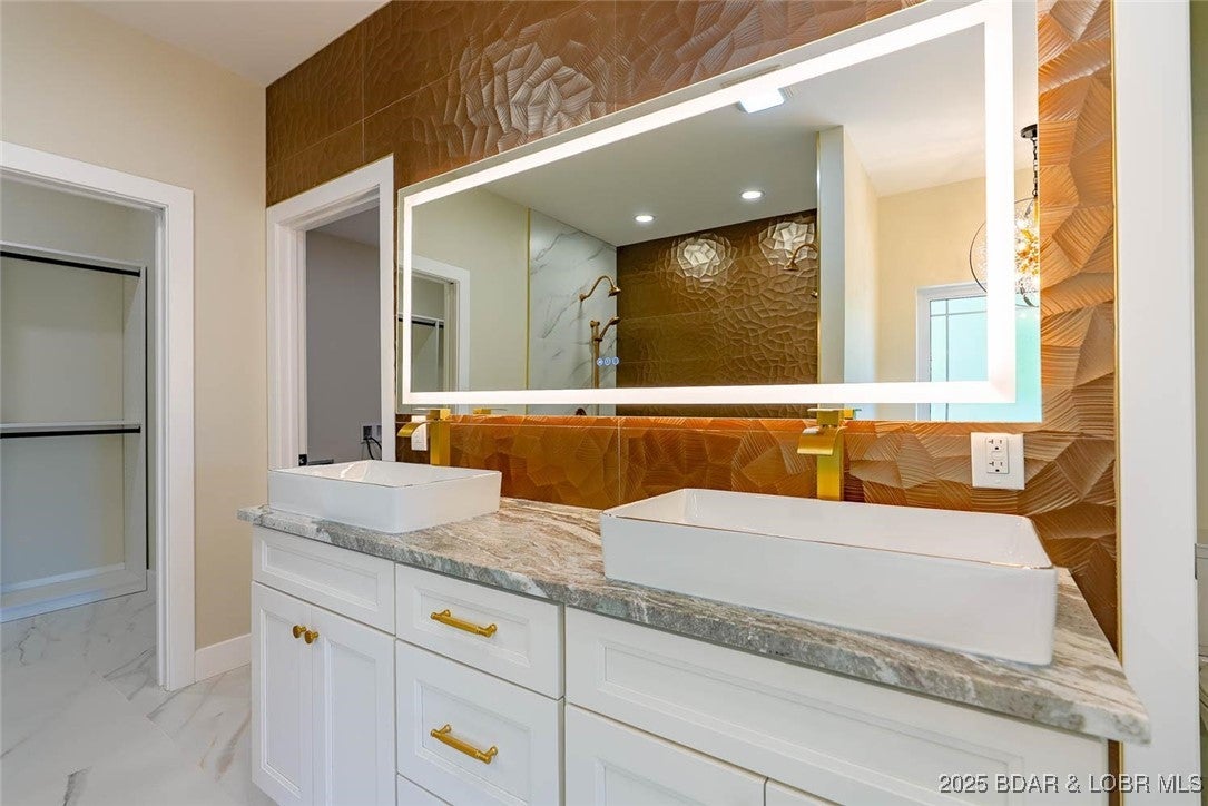 Sunrise Beach, Missouri, 65079, United States, 6 Bedrooms Bedrooms, ,7 BathroomsBathrooms,Residential,Active,1968091