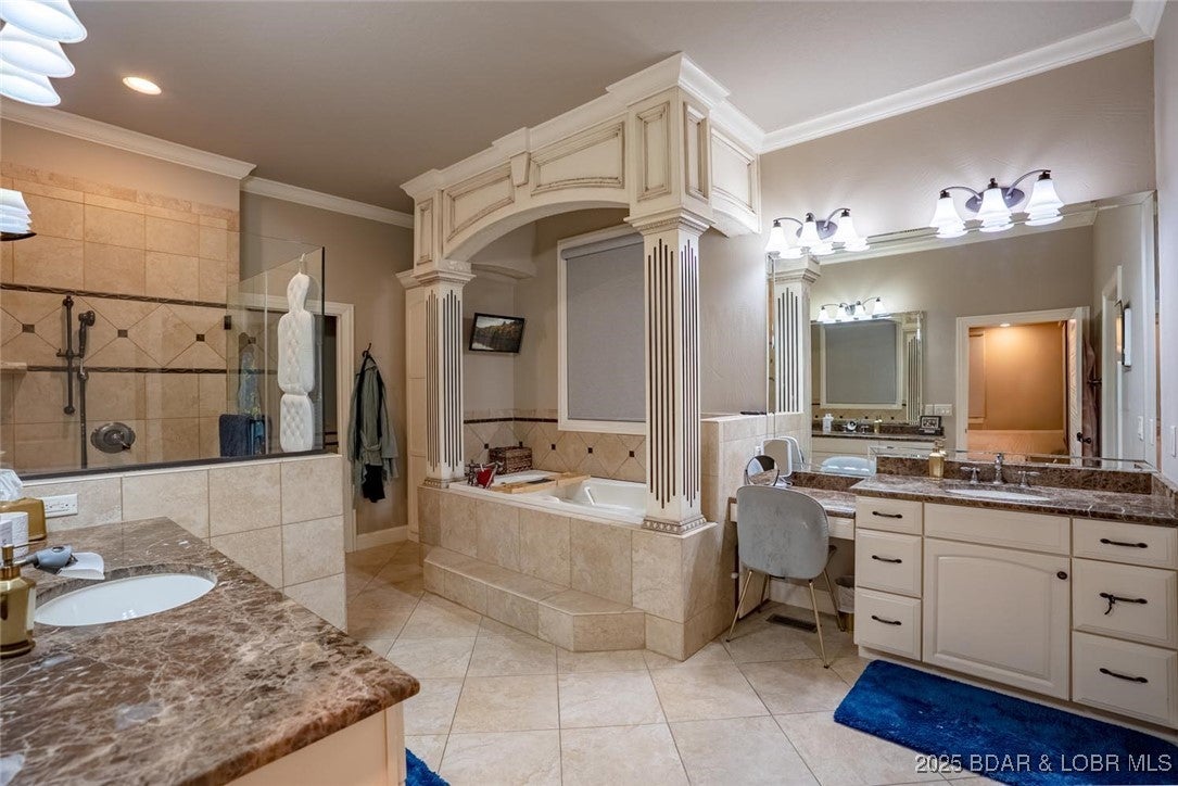 Lake Ozark, Missouri, 65049, United States, 5 Bedrooms Bedrooms, ,5 BathroomsBathrooms,Residential,Active,1990646