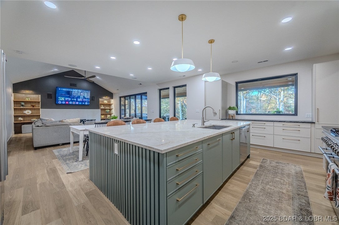 Linn Creek, Missouri, 65052, United States, 6 Bedrooms Bedrooms, ,5 BathroomsBathrooms,Residential,Active,1989796