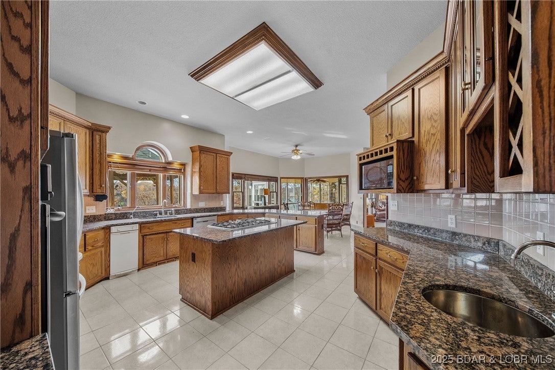 Linn Creek, Missouri, 65052, United States, 7 Bedrooms Bedrooms, ,6 BathroomsBathrooms,Residential,Active,1929474