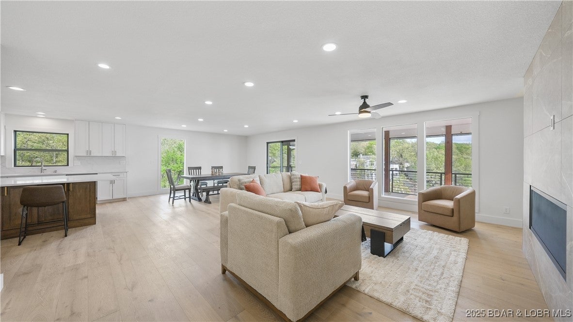 Osage Beach, Missouri, 65065, United States, 4 Bedrooms Bedrooms, ,4 BathroomsBathrooms,Residential,Active,1946330