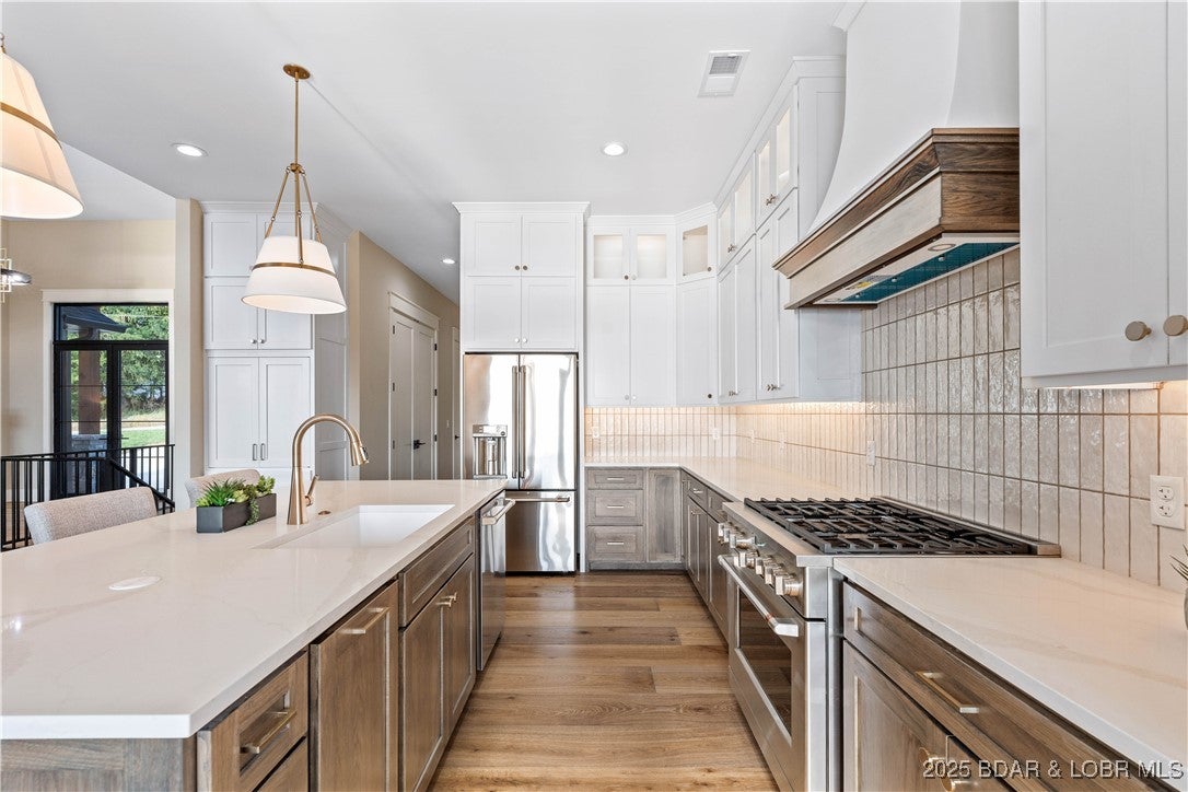 Osage Beach, Missouri, 65065, United States, 6 Bedrooms Bedrooms, ,6 BathroomsBathrooms,Residential,Active,1922661