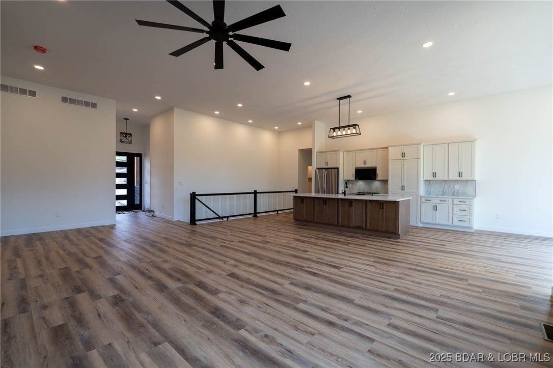 Camdenton, Missouri, 65020, United States, 4 Bedrooms Bedrooms, ,6 BathroomsBathrooms,Residential,Active,2007247