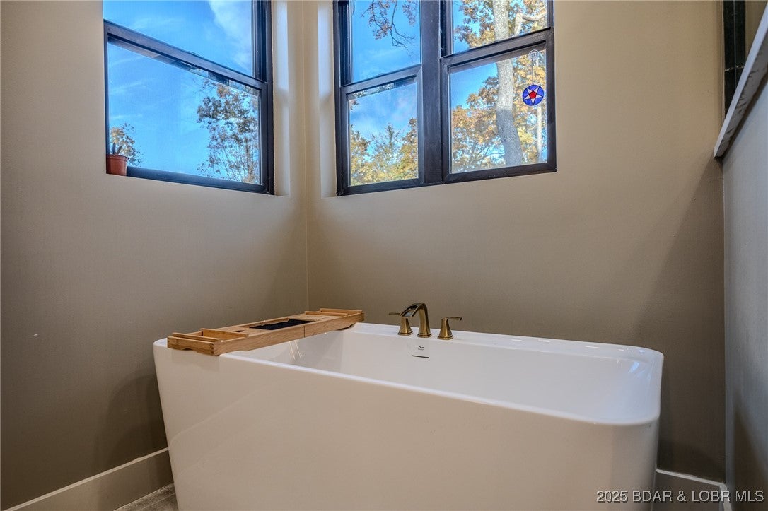 Linn Creek, Missouri, 65052, United States, 6 Bedrooms Bedrooms, ,5 BathroomsBathrooms,Residential,Active,1989796