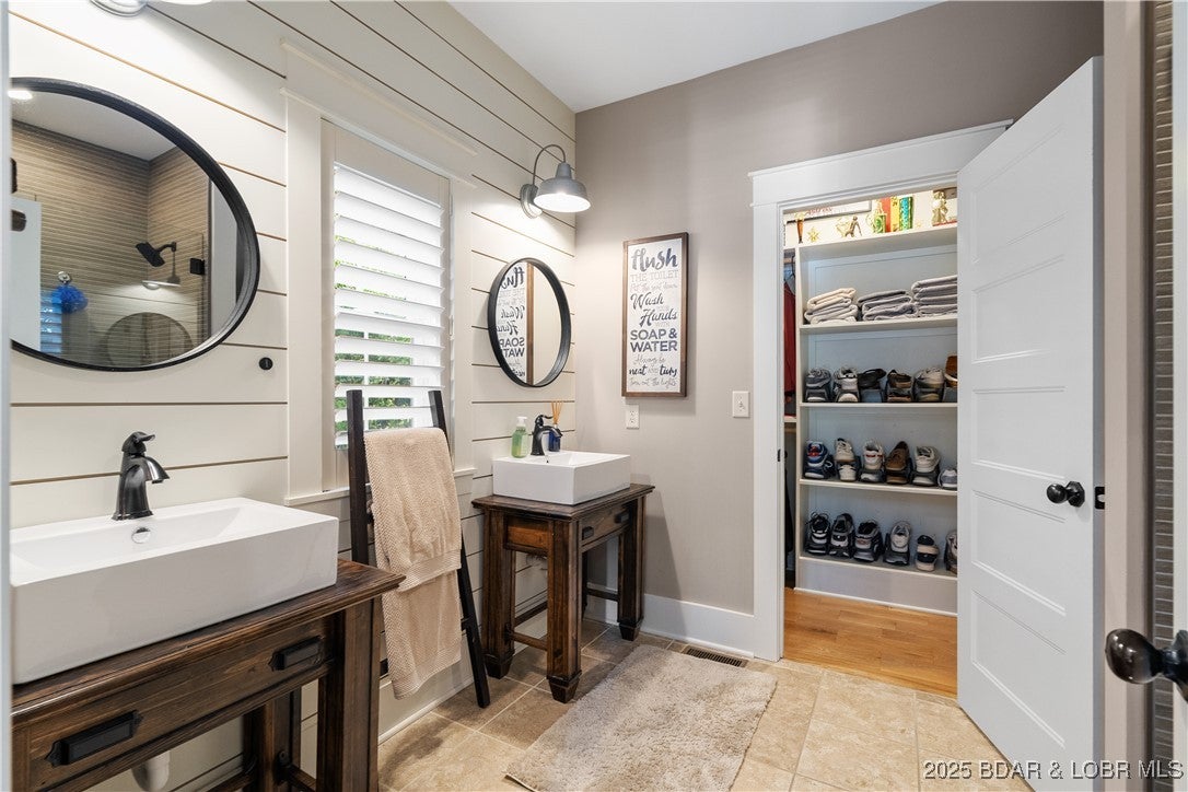 Lake Ozark, Missouri, 65049, United States, 4 Bedrooms Bedrooms, ,5 BathroomsBathrooms,Residential,Active,1960161