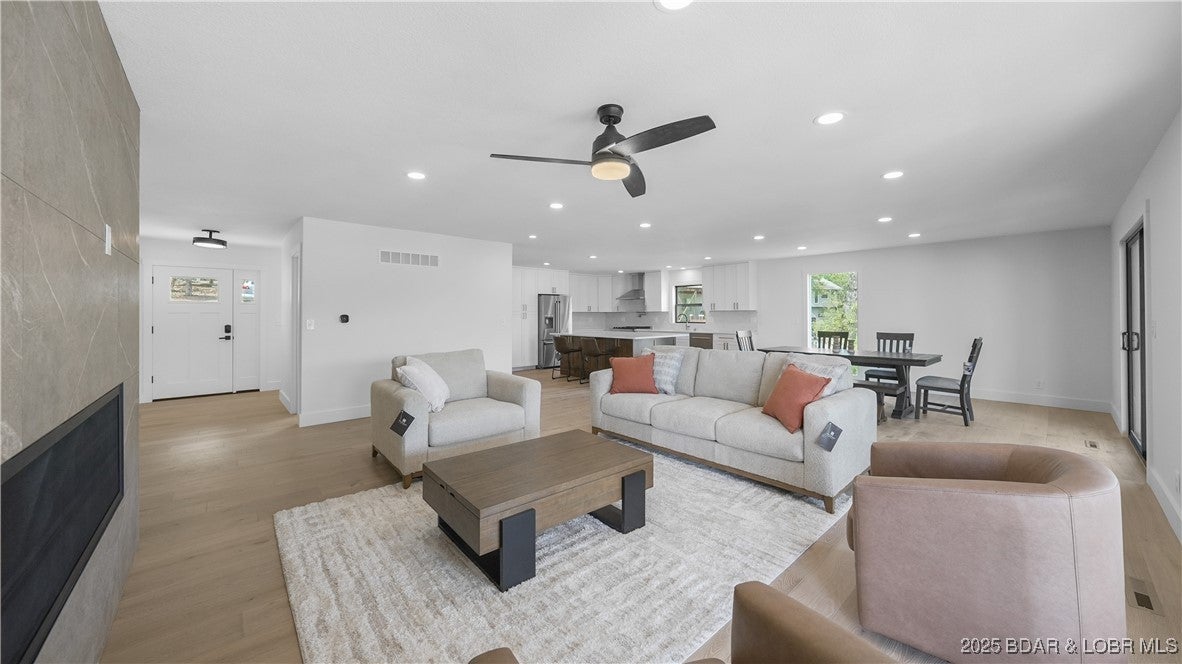 Osage Beach, Missouri, 65065, United States, 4 Bedrooms Bedrooms, ,4 BathroomsBathrooms,Residential,Active,1946330