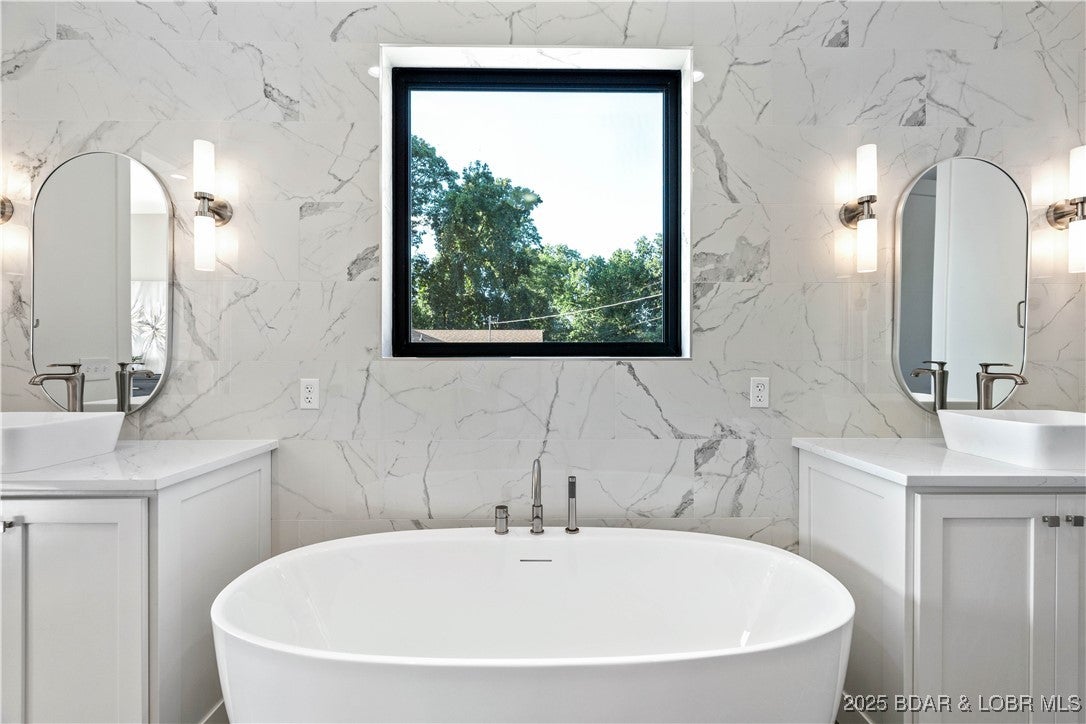 Osage Beach, Missouri, 65065, United States, 6 Bedrooms Bedrooms, ,6 BathroomsBathrooms,Residential,Active,1922661