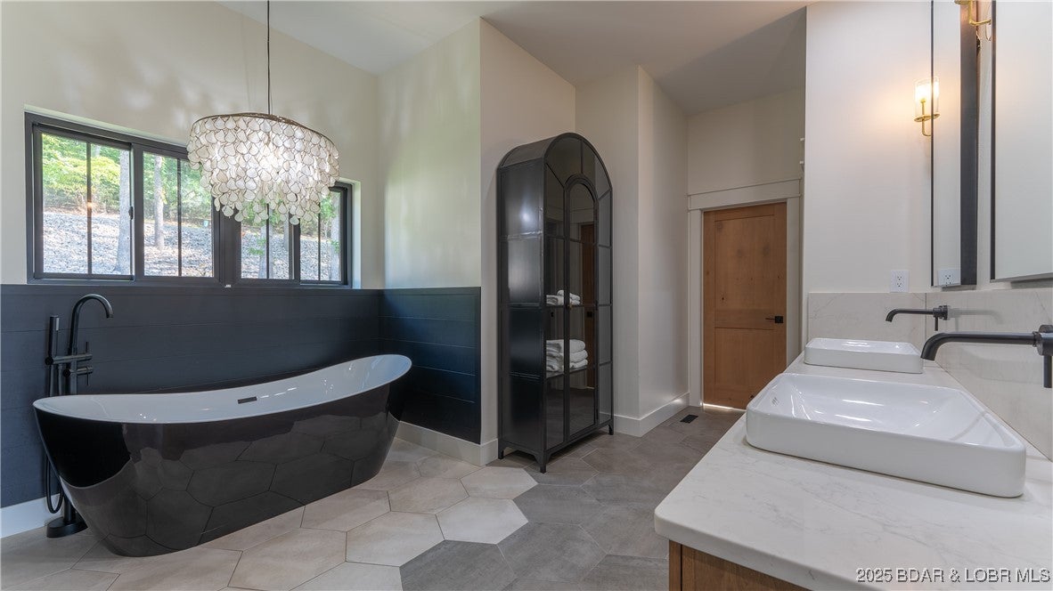 Porto Cima, Missouri, 65079, United States, 6 Bedrooms Bedrooms, ,6 BathroomsBathrooms,Residential,Active,1894189