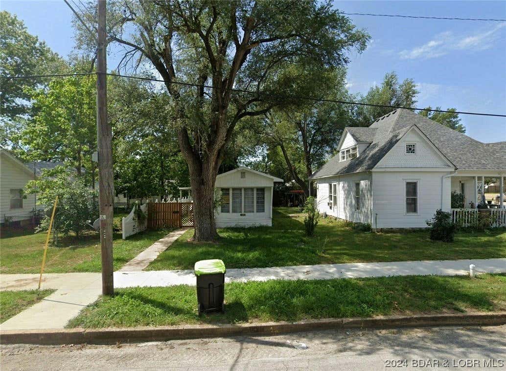 211 S MONROE ST, VERSAILLES, MO 65084, photo 1 of 11