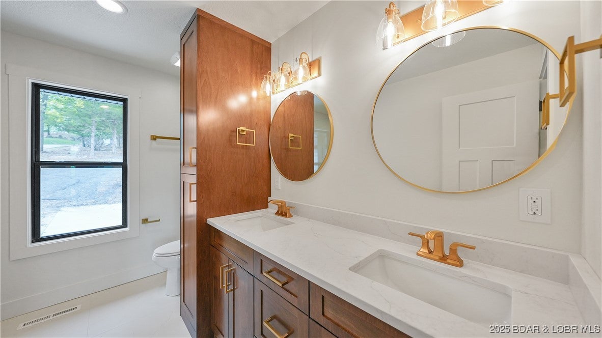 Osage Beach, Missouri, 65065, United States, 4 Bedrooms Bedrooms, ,4 BathroomsBathrooms,Residential,Active,1946330