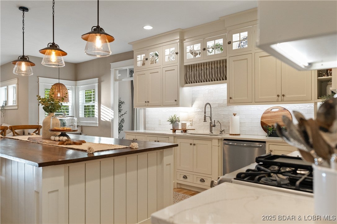 Lake Ozark, Missouri, 65049, United States, 4 Bedrooms Bedrooms, ,5 BathroomsBathrooms,Residential,Active,1960161