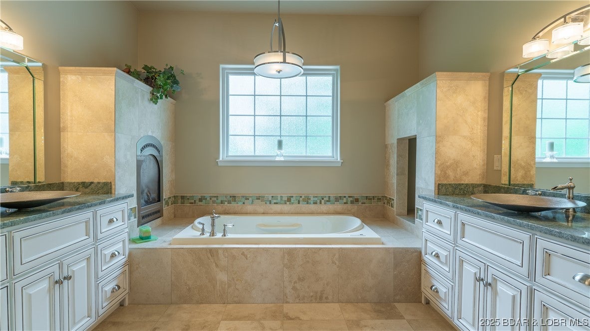 Camdenton, Missouri, 65020, United States, ,5 BathroomsBathrooms,Residential,Active,1797942