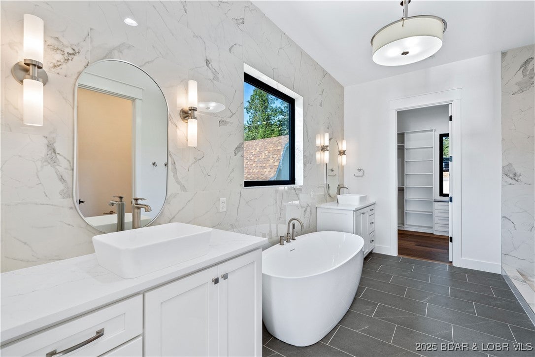 Osage Beach, Missouri, 65065, United States, 6 Bedrooms Bedrooms, ,6 BathroomsBathrooms,Residential,Active,1922661