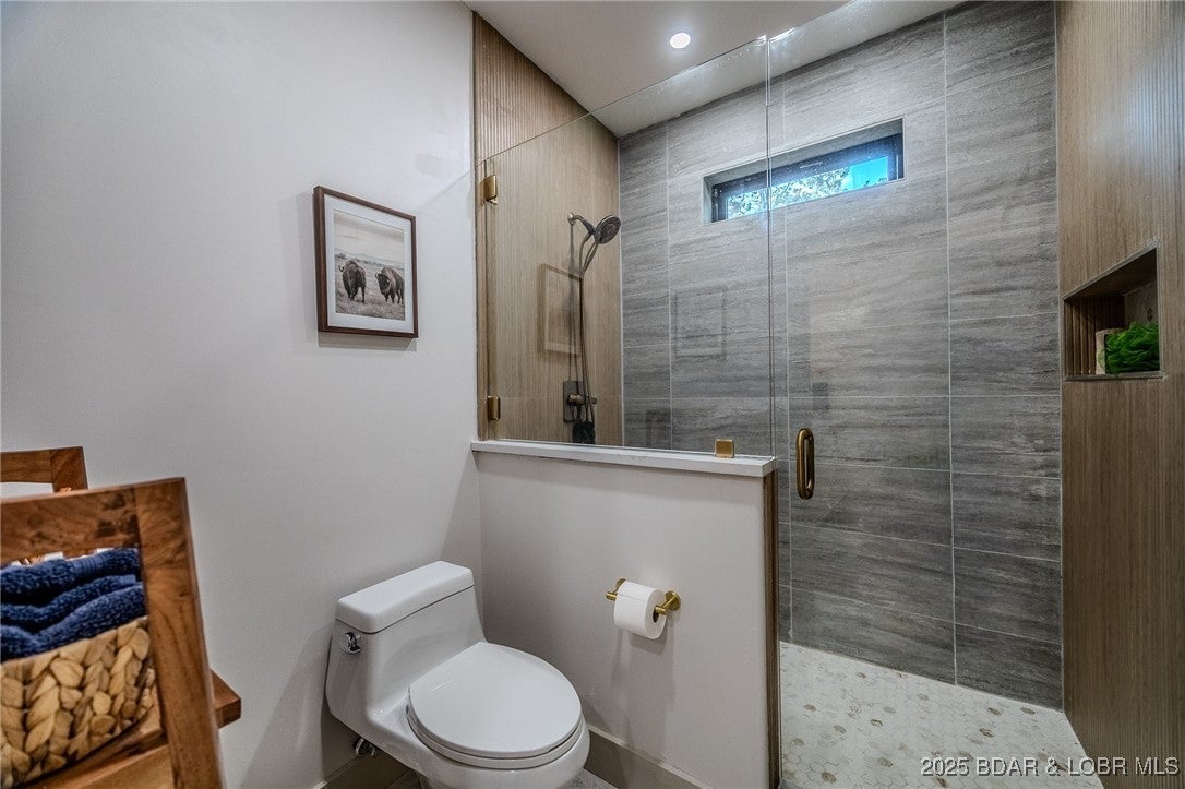 Linn Creek, Missouri, 65052, United States, 6 Bedrooms Bedrooms, ,5 BathroomsBathrooms,Residential,Active,1989796