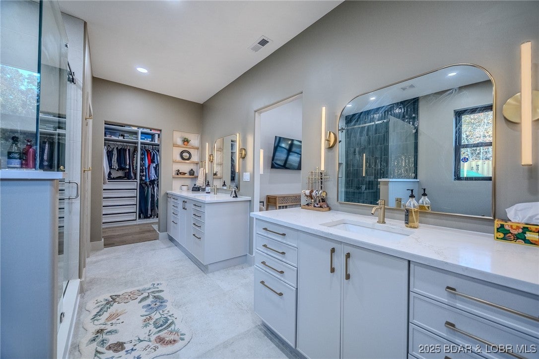 Linn Creek, Missouri, 65052, United States, 6 Bedrooms Bedrooms, ,5 BathroomsBathrooms,Residential,Active,1989796