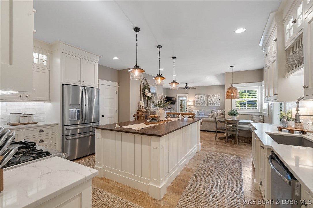 Lake Ozark, Missouri, 65049, United States, 4 Bedrooms Bedrooms, ,5 BathroomsBathrooms,Residential,Active,1960161