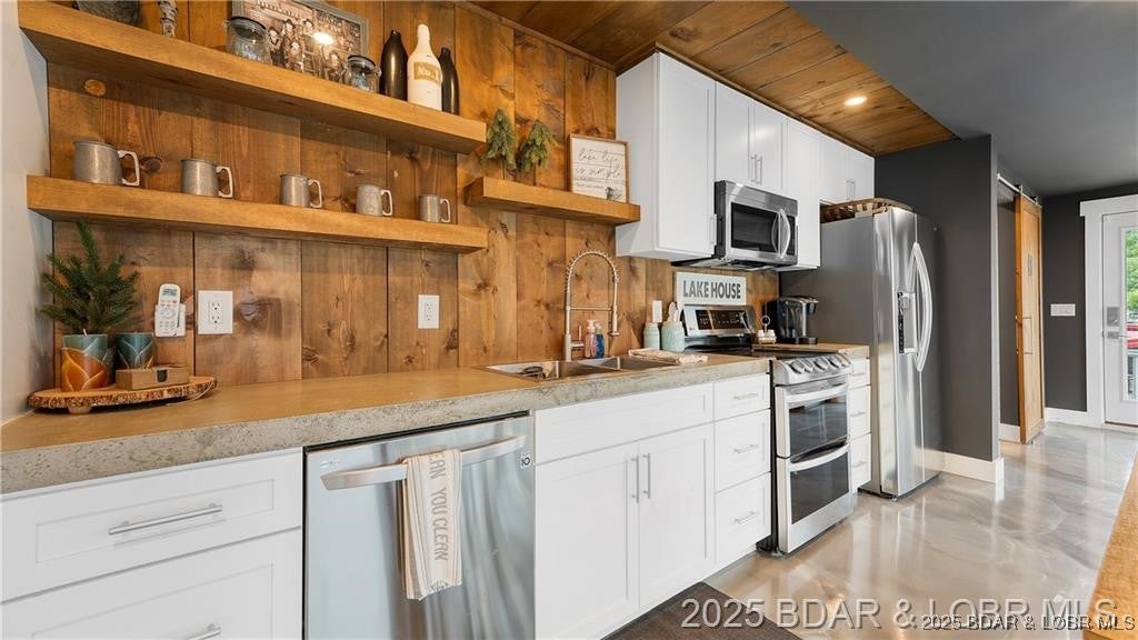 Camdenton, Missouri, 65020, United States, 7 Bedrooms Bedrooms, ,6 BathroomsBathrooms,Residential,Active,1876843