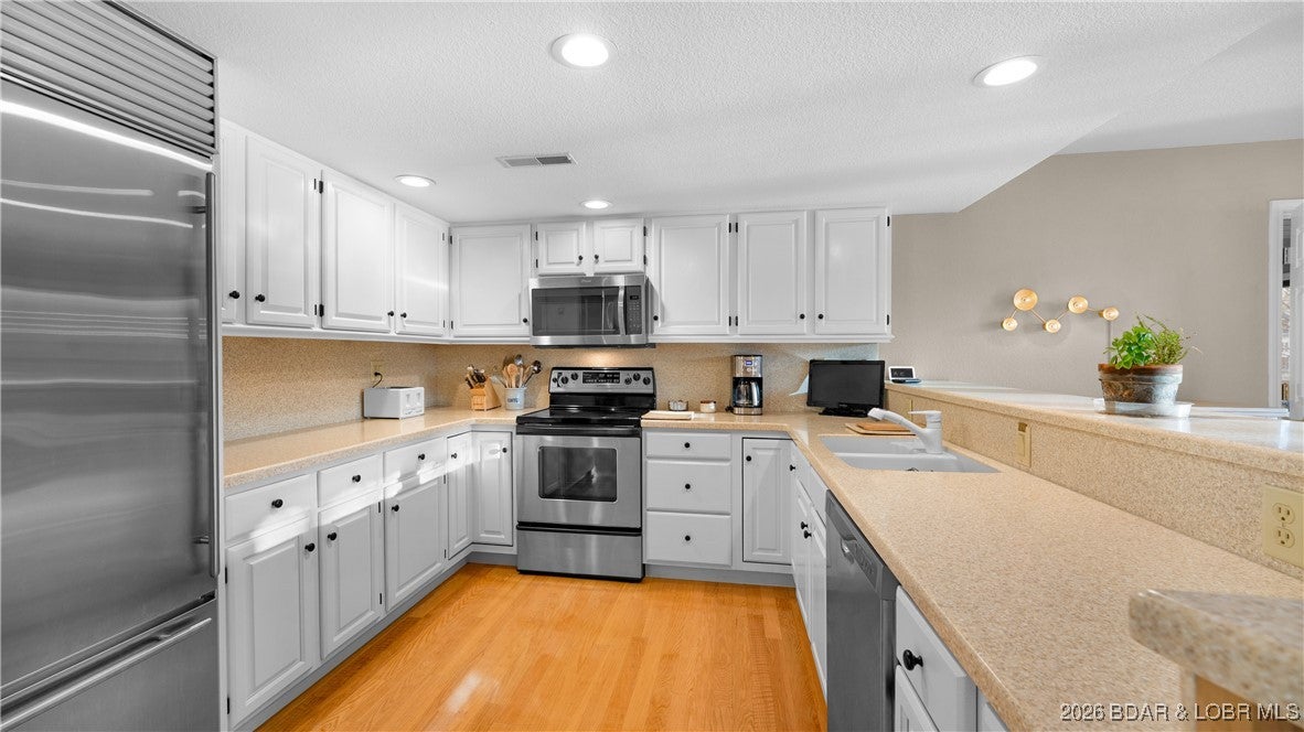 Lake Ozark, Missouri, 65049, United States, 5 Bedrooms Bedrooms, ,6 BathroomsBathrooms,Residential,Active,2009424