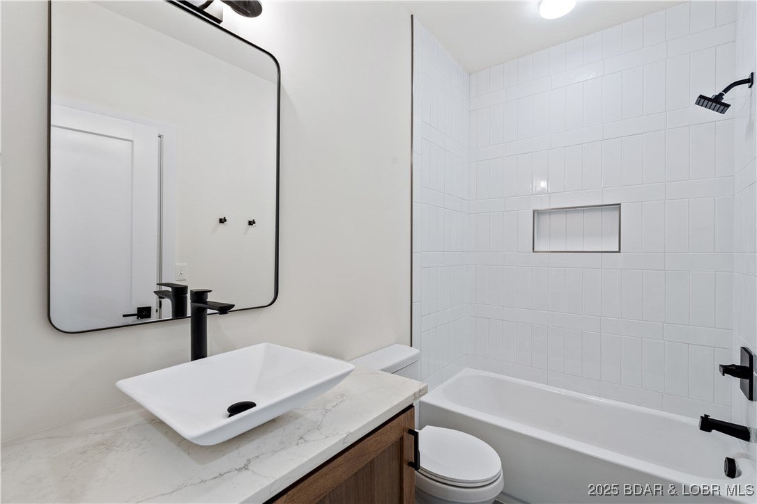 Osage Beach, Missouri, 65065, United States, 6 Bedrooms Bedrooms, ,6 BathroomsBathrooms,Residential,Active,1922661