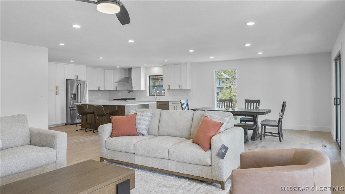 Osage Beach, Missouri, 65065, United States, 4 Bedrooms Bedrooms, ,4 BathroomsBathrooms,Residential,Active,1946330