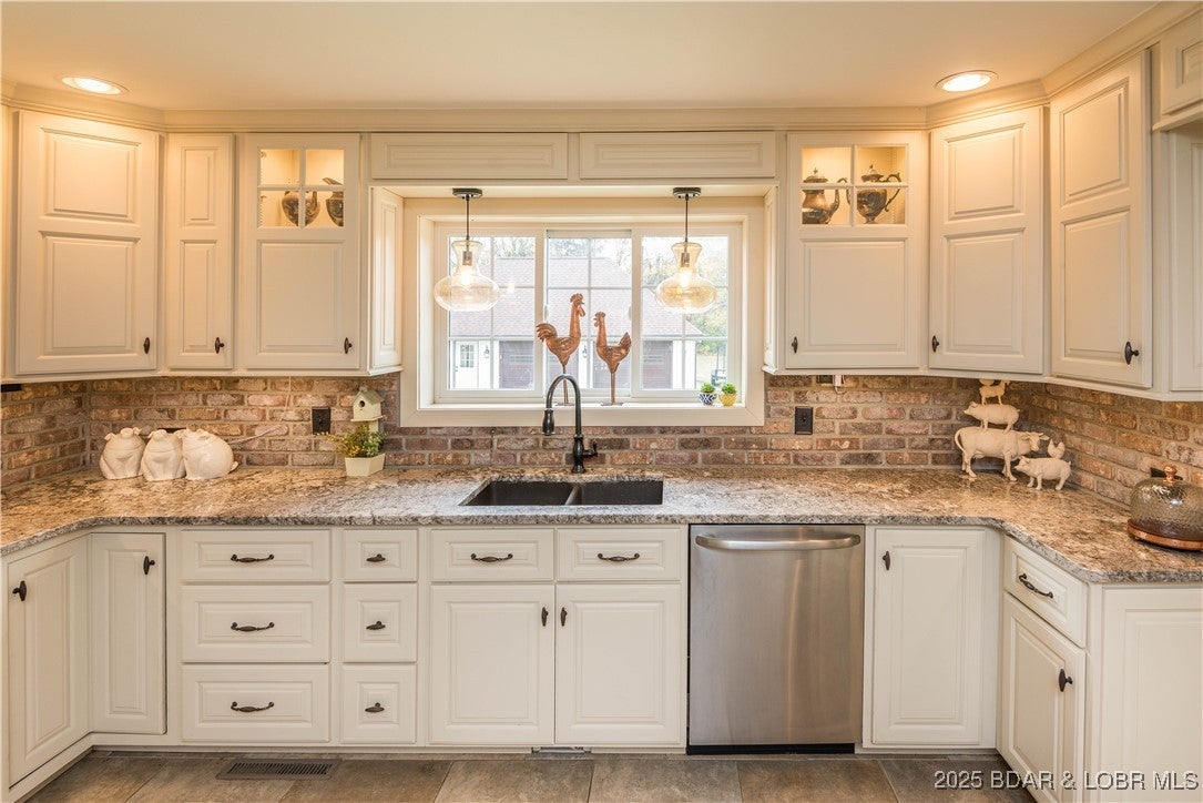 Jefferson City, Missouri, 65109, United States, 4 Bedrooms Bedrooms, ,4 BathroomsBathrooms,Residential,Active,1990045