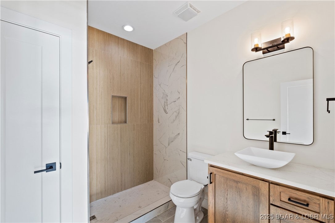 Osage Beach, Missouri, 65065, United States, 6 Bedrooms Bedrooms, ,6 BathroomsBathrooms,Residential,Active,1922661