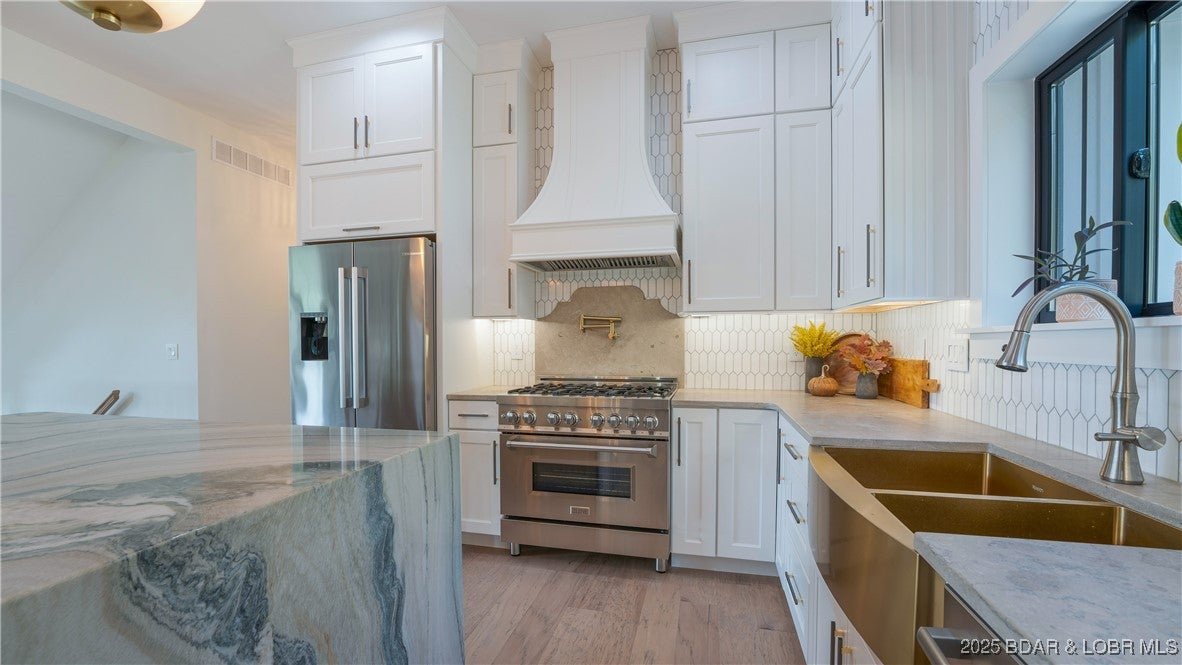 Porto Cima, Missouri, 65079, United States, 6 Bedrooms Bedrooms, ,6 BathroomsBathrooms,Residential,Active,1894189