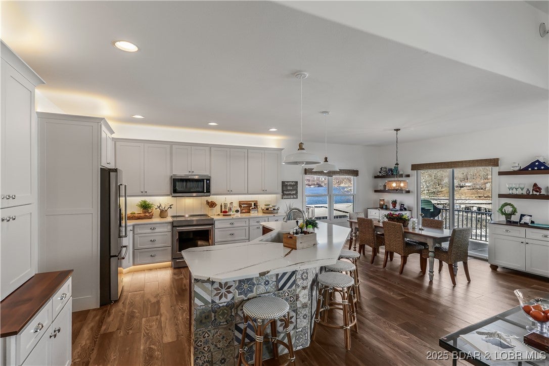 Lake Ozark, Missouri, 65049, United States, 6 Bedrooms Bedrooms, ,4 BathroomsBathrooms,Residential,Active,2006947