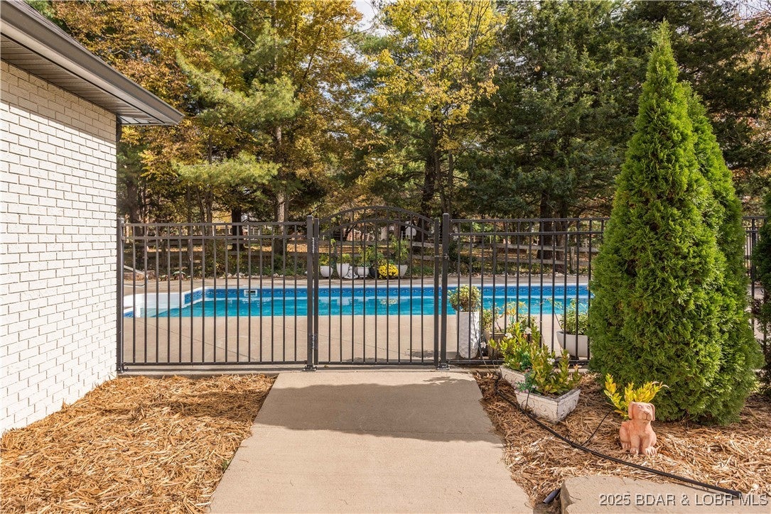 Jefferson City, Missouri, 65109, United States, 4 Bedrooms Bedrooms, ,4 BathroomsBathrooms,Residential,Active,1990045