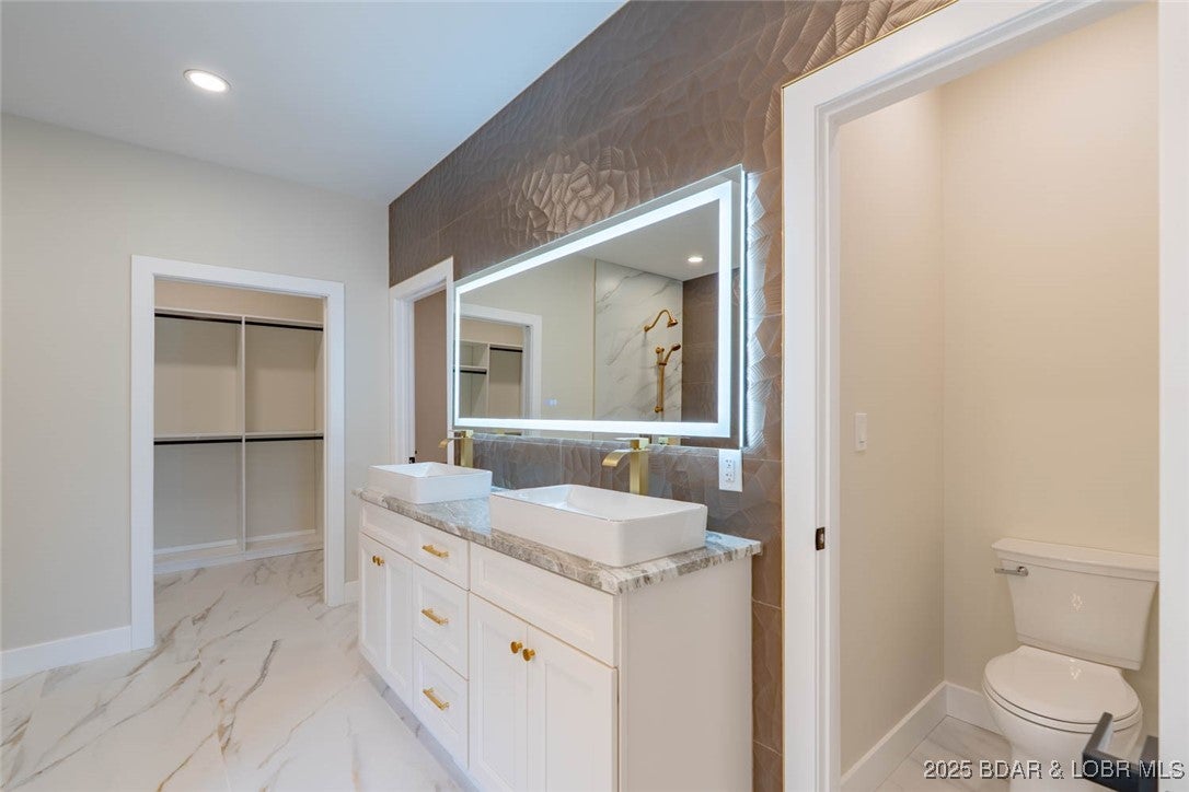 Sunrise Beach, Missouri, 65079, United States, 6 Bedrooms Bedrooms, ,7 BathroomsBathrooms,Residential,Active,1968091