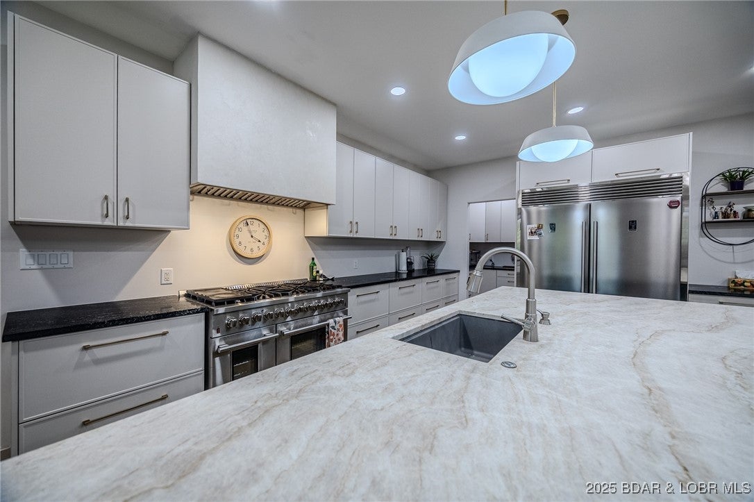 Linn Creek, Missouri, 65052, United States, 6 Bedrooms Bedrooms, ,5 BathroomsBathrooms,Residential,Active,1989796