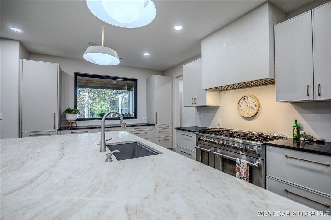 Linn Creek, Missouri, 65052, United States, 6 Bedrooms Bedrooms, ,5 BathroomsBathrooms,Residential,Active,1989796