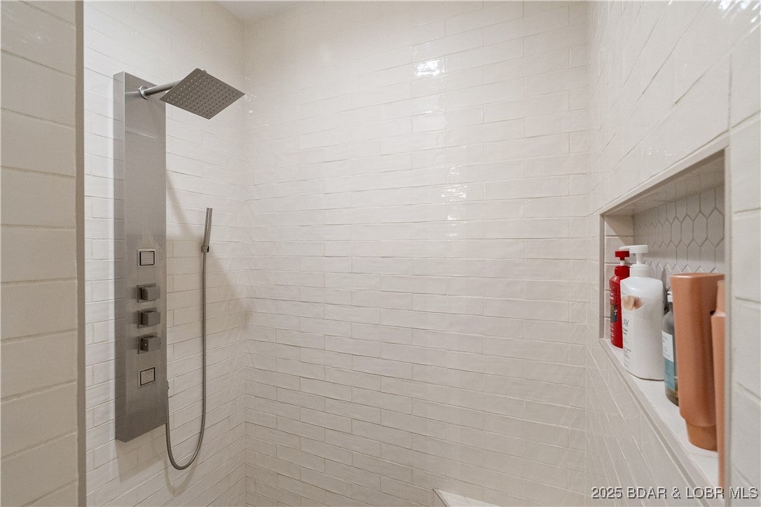 Lake Ozark, Missouri, 65049, United States, 4 Bedrooms Bedrooms, ,5 BathroomsBathrooms,Residential,Active,1960161