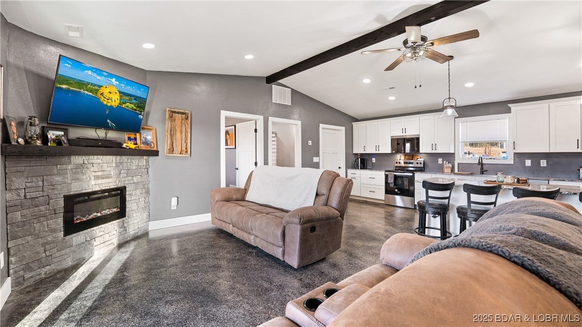 Stoutland, Missouri, 65567, United States, 2 Bedrooms Bedrooms, ,2 BathroomsBathrooms,Residential,Active,2006800