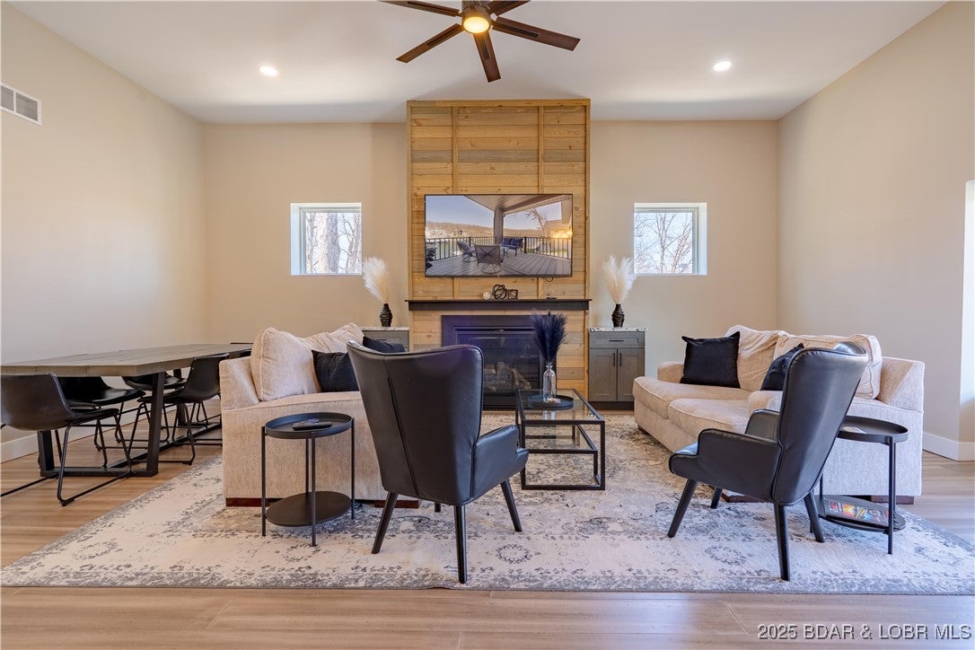 Sunrise Beach, Missouri, 65079, United States, ,5 BathroomsBathrooms,Residential,Active,1764512