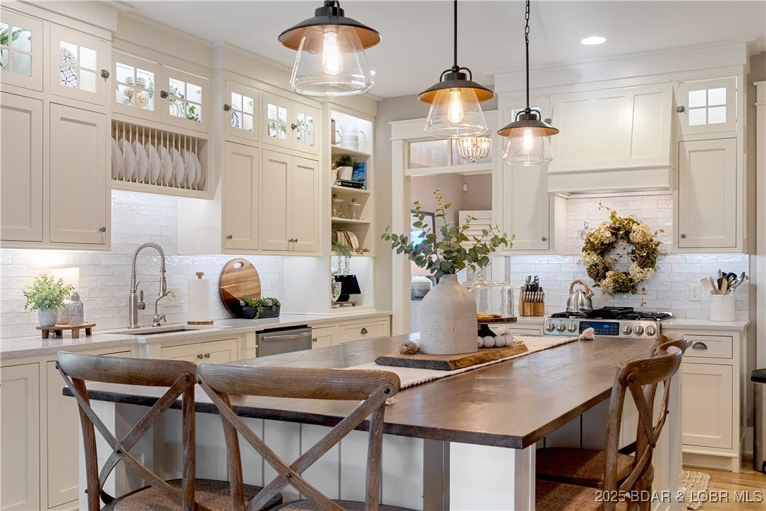 Lake Ozark, Missouri, 65049, United States, 4 Bedrooms Bedrooms, ,5 BathroomsBathrooms,Residential,Active,1960161