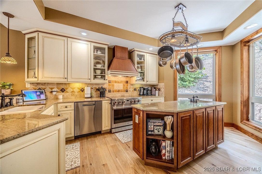 Linn Creek, Missouri, 65052, United States, 7 Bedrooms Bedrooms, ,6 BathroomsBathrooms,Residential,Active,1902924