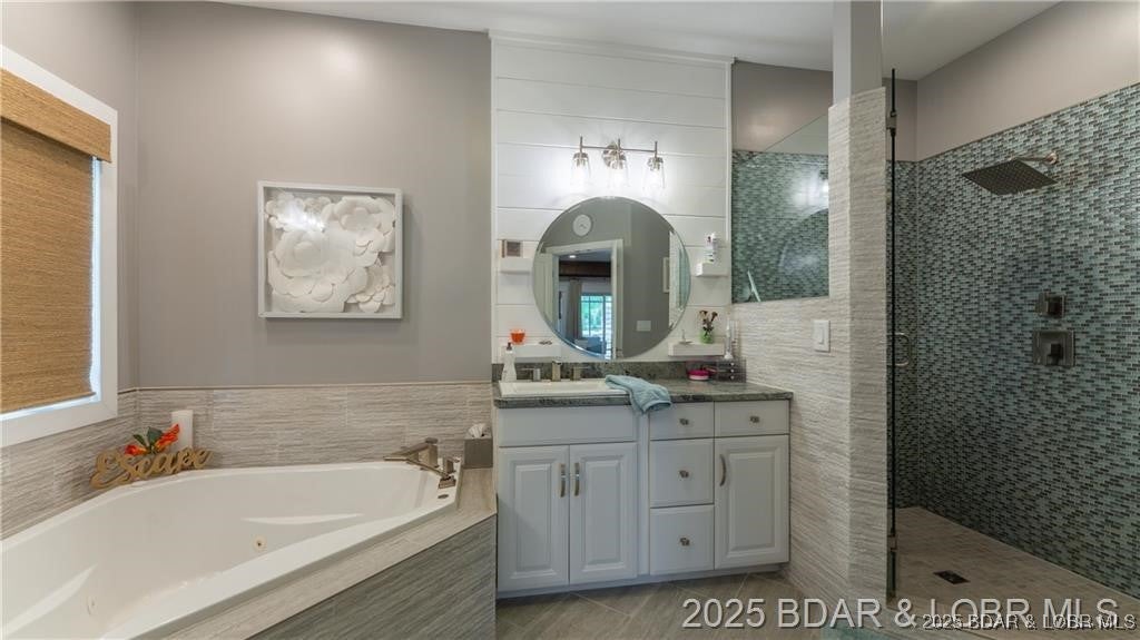 Camdenton, Missouri, 65020, United States, 7 Bedrooms Bedrooms, ,6 BathroomsBathrooms,Residential,Active,1876843