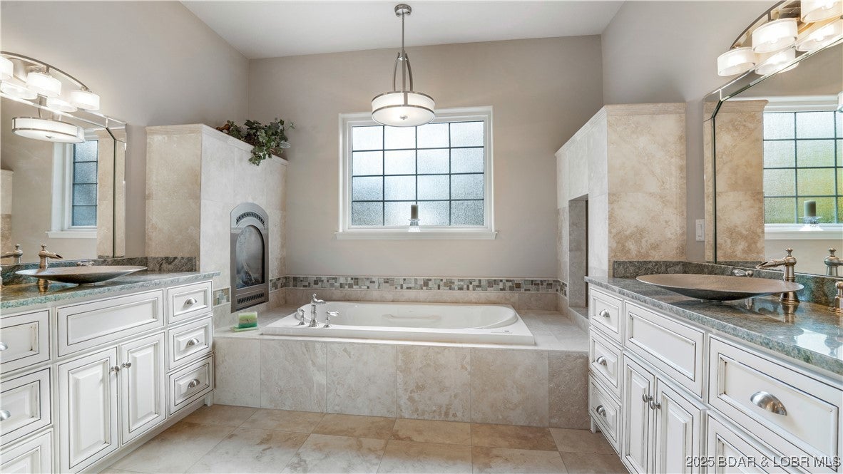 Camdenton, Missouri, 65020, United States, 5 Bedrooms Bedrooms, ,5 BathroomsBathrooms,Residential,Active,1989766