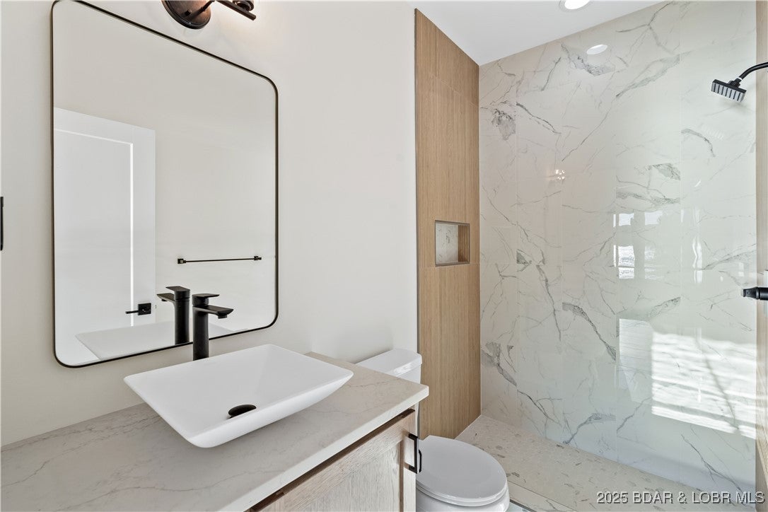 Osage Beach, Missouri, 65065, United States, 6 Bedrooms Bedrooms, ,6 BathroomsBathrooms,Residential,Active,1922661