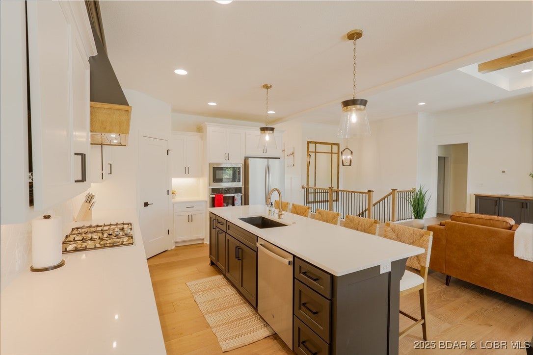 Sunrise Beach, Missouri, 65079, United States, 4 Bedrooms Bedrooms, ,4 BathroomsBathrooms,Residential,Active,1929412