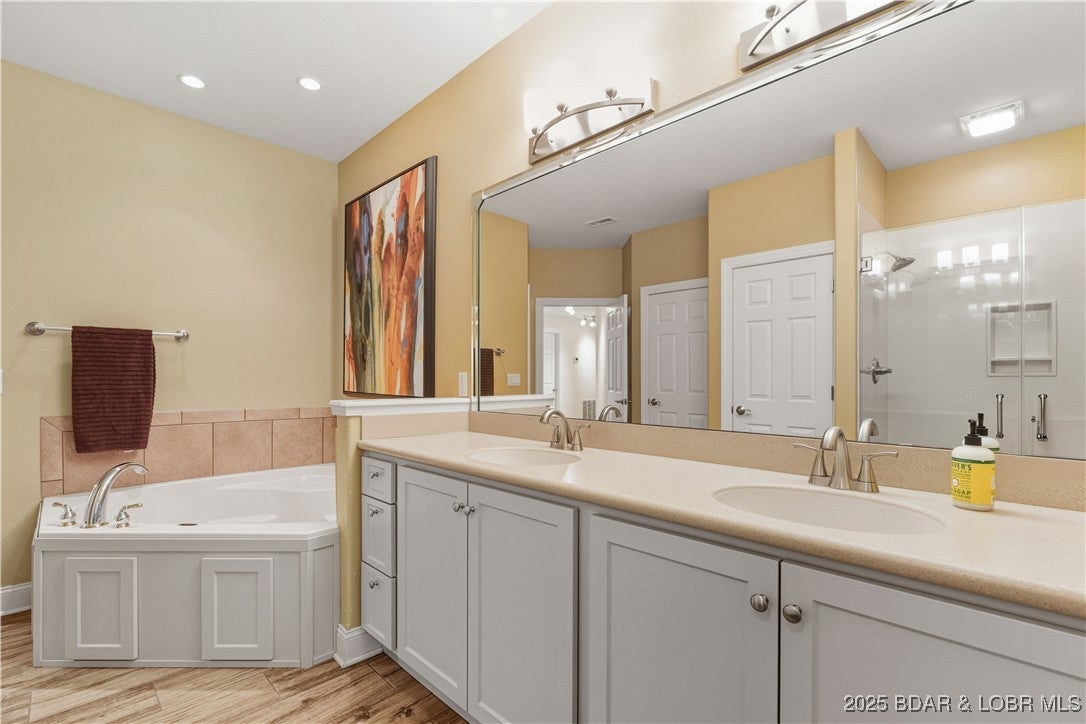 Porto Cima, Missouri, 65079, United States, 5 Bedrooms Bedrooms, ,4 BathroomsBathrooms,Residential,Active,1973370