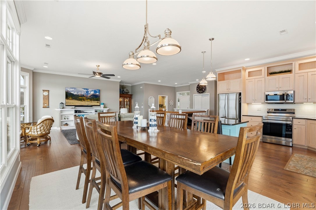 Gravois Mills, Missouri, 65037, United States, 5 Bedrooms Bedrooms, ,3 BathroomsBathrooms,Residential,Active,2032925