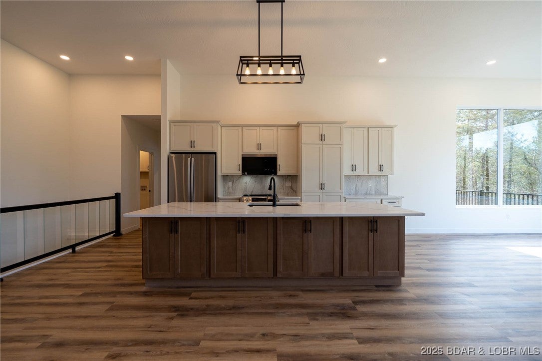 Camdenton, Missouri, 65020, United States, 4 Bedrooms Bedrooms, ,6 BathroomsBathrooms,Residential,Active,2007247