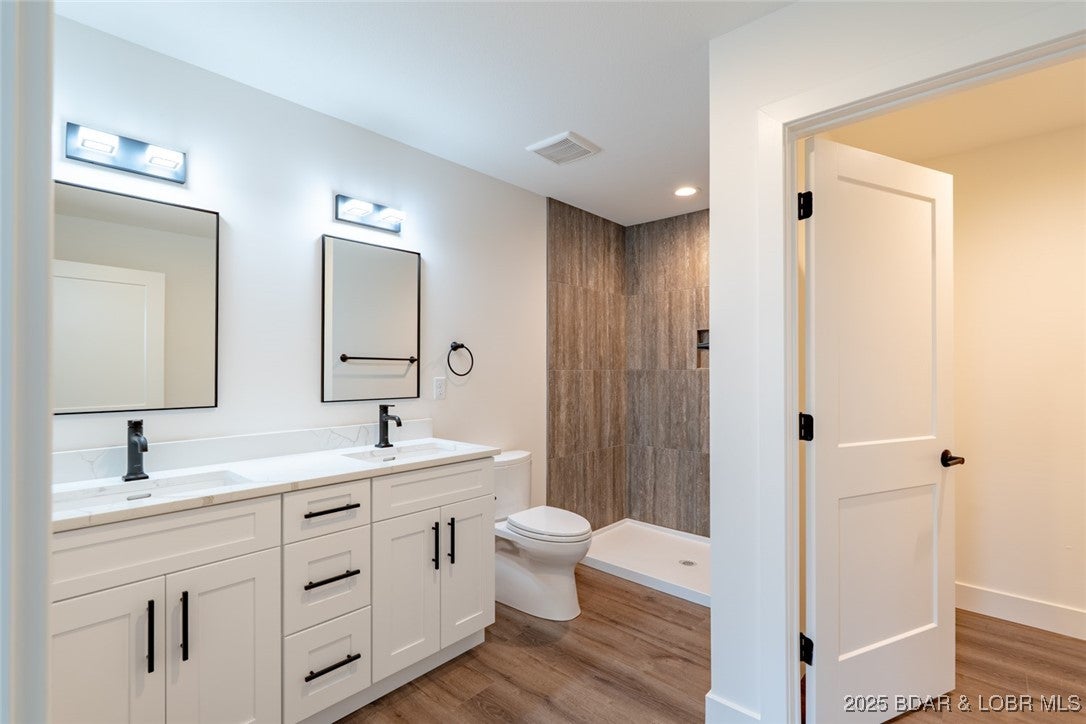 Osage Beach, Missouri, 65065, United States, 5 Bedrooms Bedrooms, ,4 BathroomsBathrooms,Residential,Active,1953713