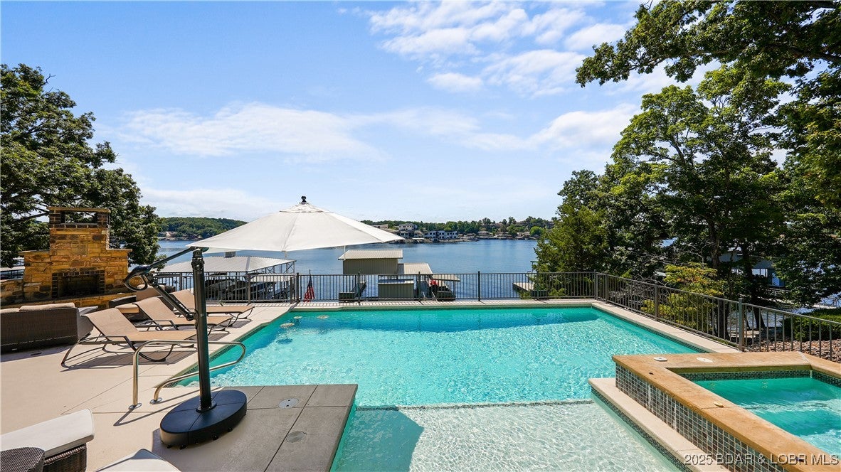 Sunrise Beach, Missouri, 65079, United States, 5 Bedrooms Bedrooms, ,5 BathroomsBathrooms,Residential,Active,1929435