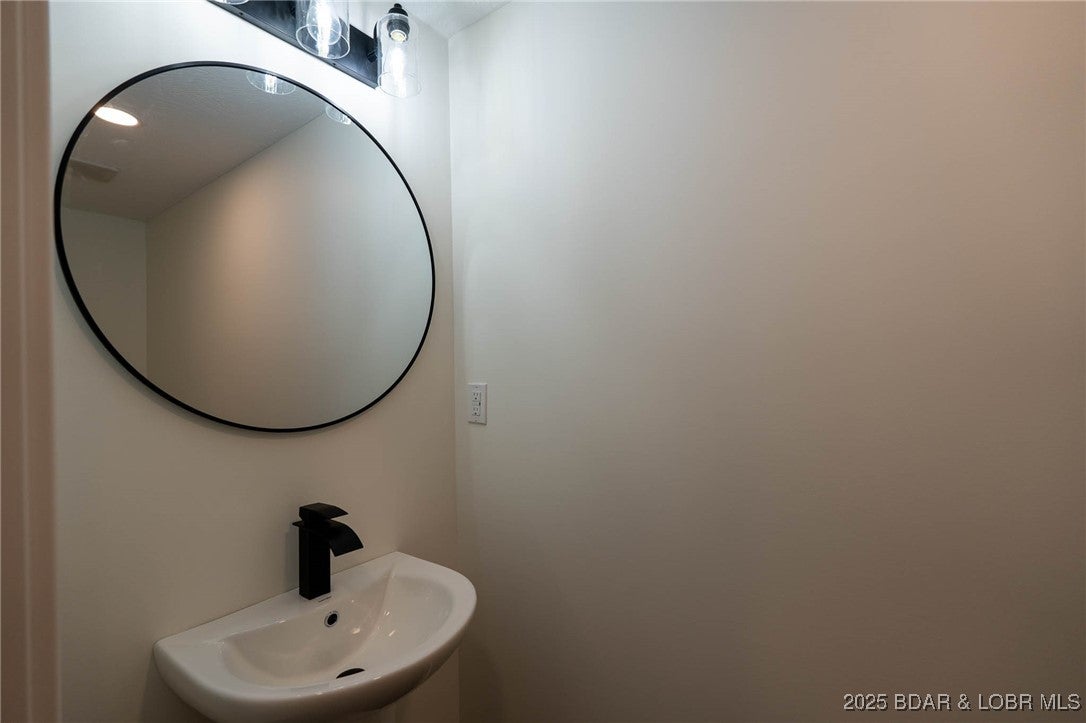 Camdenton, Missouri, 65020, United States, 4 Bedrooms Bedrooms, ,6 BathroomsBathrooms,Residential,Active,2007247